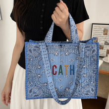Görseli Galeri görüntüleyiciye yükleyin, Personalized Quilted Bandana Shoulder Bag
