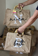 Carregar imagem no visualizador da galeria, Jute Tote with Bamboo Handle
