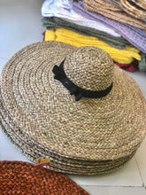 Carica l'immagine nel visualizzatore di Gallery, Seagrass Floppy Hat - Travellers Hat Boutique
