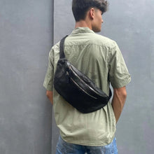 Cargar imagen en el visor de la galería, Men's Python Sling Bag
