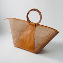 Carica l'immagine nel visualizzatore di Gallery, Solihiya Triangle Tote
