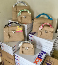 Cargar imagen en el visor de la galería, Set of eco friendly kelly style tote bags with colorful handles displayed on FedEx shipping boxes
