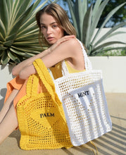 Lataa kuva Galleria-katseluun, Handmade Raffia Tote
