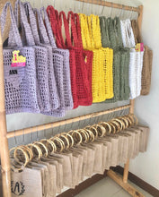 Charger l&#39;image dans la galerie, Handmade Raffia Tote
