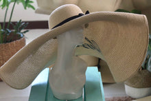 Lataa kuva Galleria-katseluun, Straw Giant Hat
