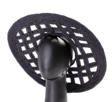 Carica l&#39;immagine nel visualizzatore di Gallery, Cutout Brim Straw Hat
